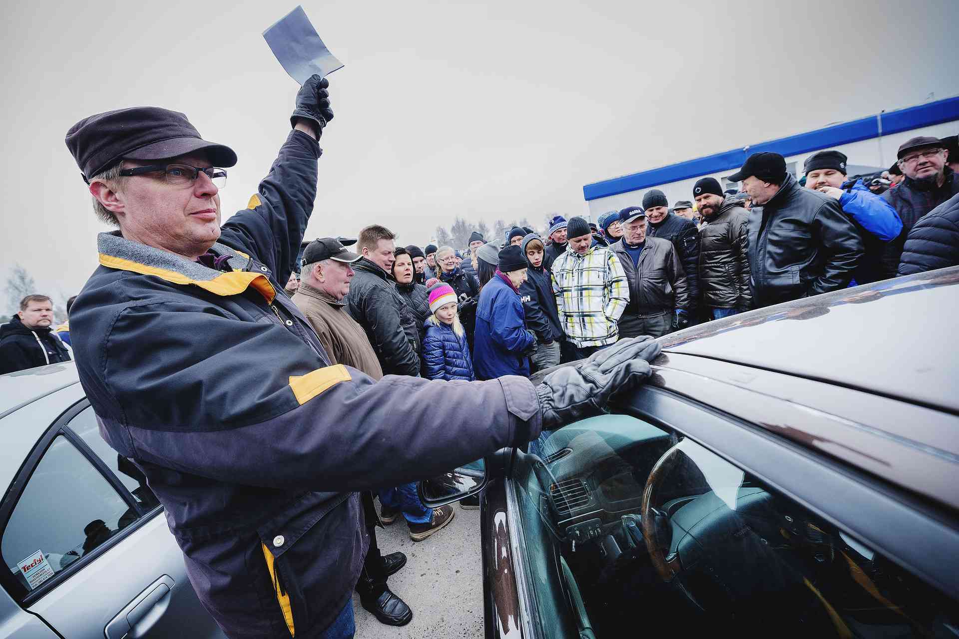 Huutokauppakeisariohjelman Markku vauhdittaa myyjäispäivää Merijärvellä