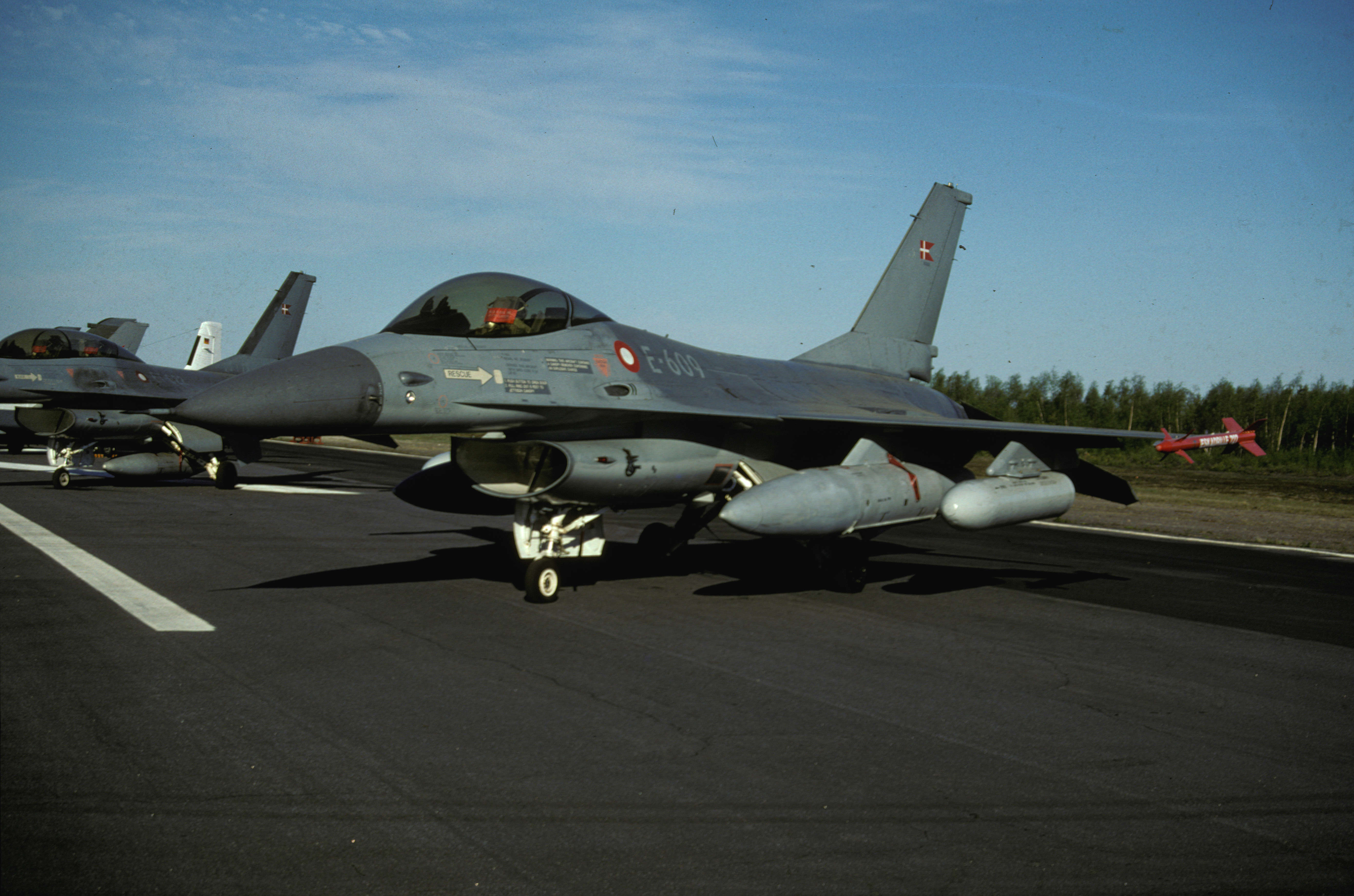 Yksipaikkainen tanskalainen F-16 hävittäjä Oulussa 1997. 
