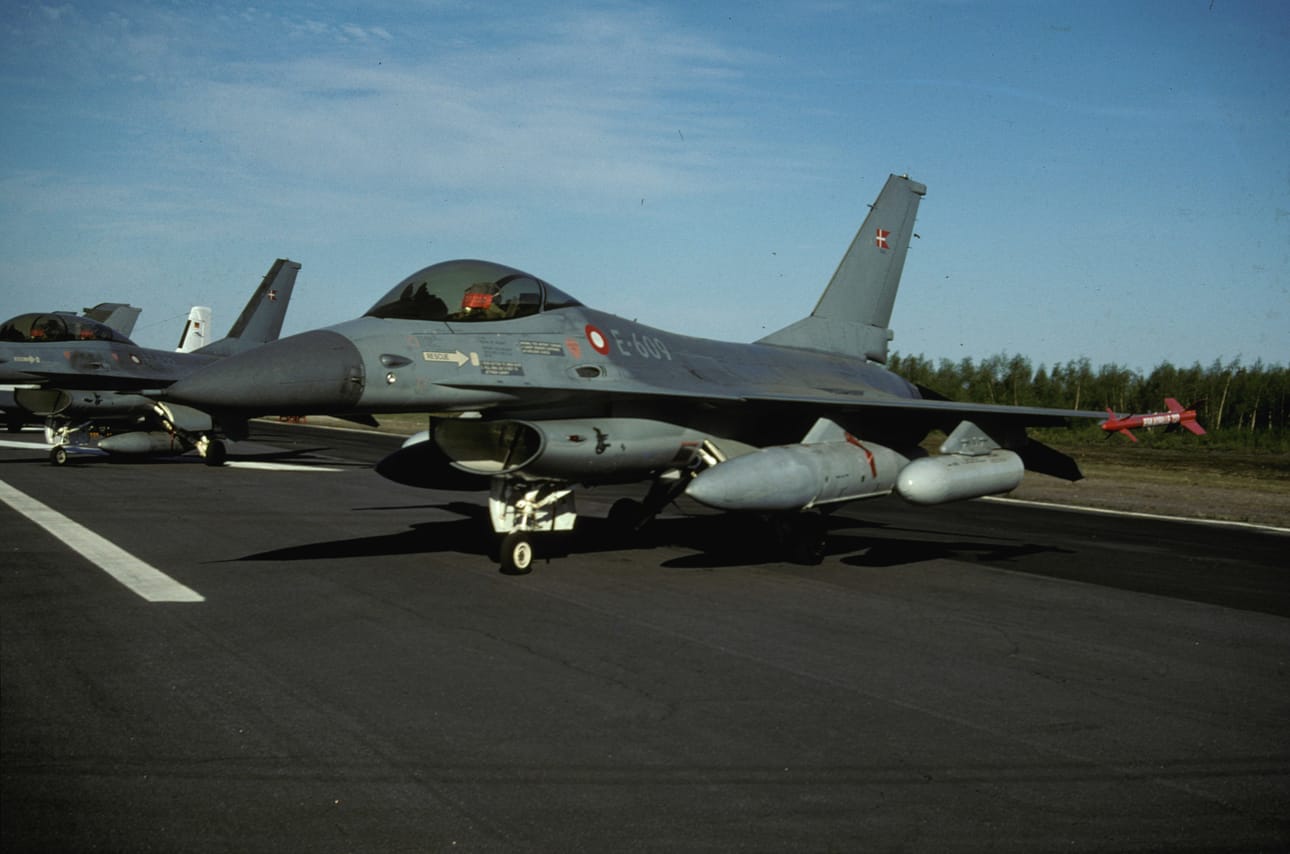 Yksipaikkainen tanskalainen F-16 hävittäjä Oulussa 1997.