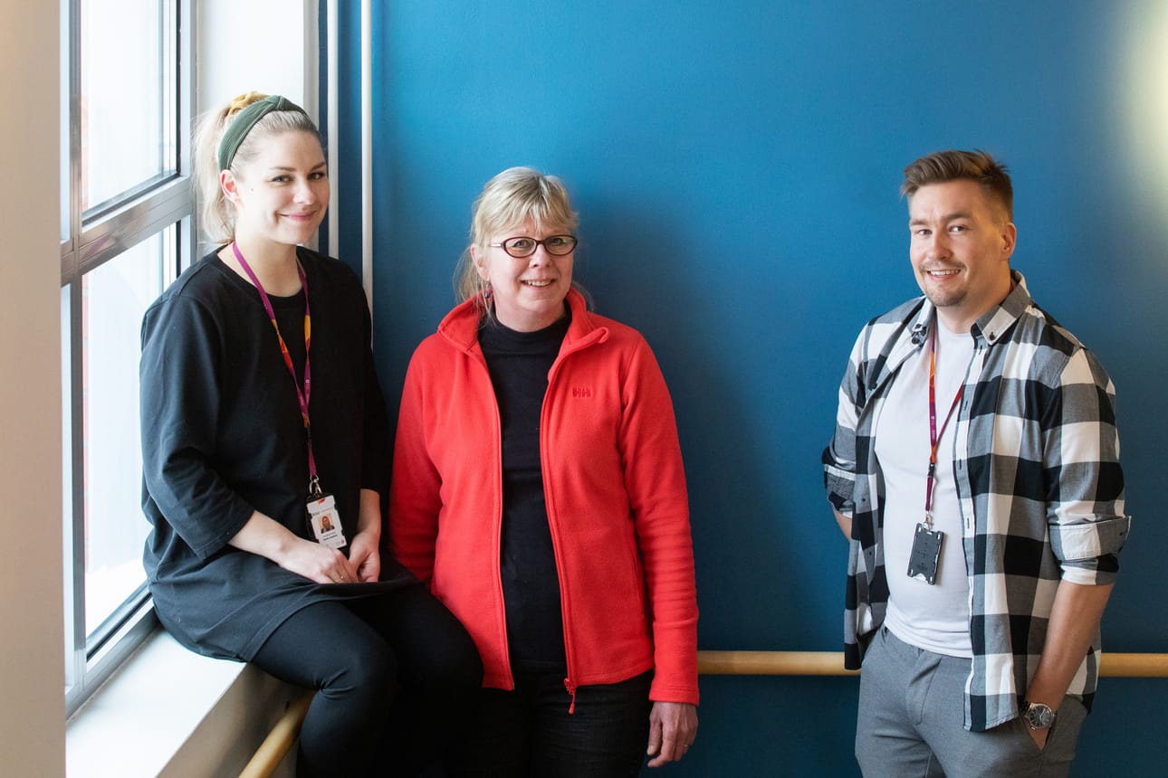 Sosiaalityöntekijä Venla Jauhola (vas.) sanoo, Oulun lastensuojelun työyhteisön ehdoton vahvuus on mahtavat työntekijät ja heidän timanttinen osaamisensa. Sen tietävät myös palveluesimies Minna Alapuranen ja sosiaalityöntekijä Aatu Tapio.