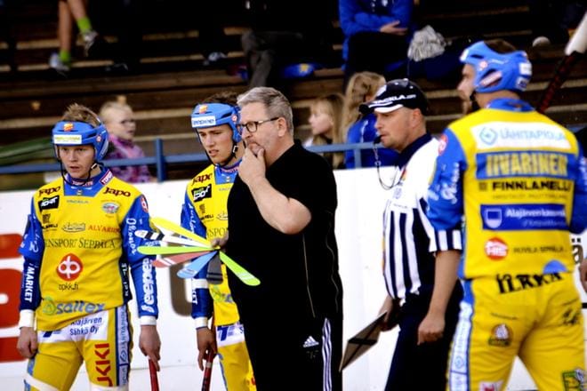 Kaarella oltiin ilmeet vakavina, kuvassa Jouni Mäki, Manu Haukkala, Risto Ojanperä ja lyöntivuorossa Sasu Iivarinen. Kuva: Markku Turpela